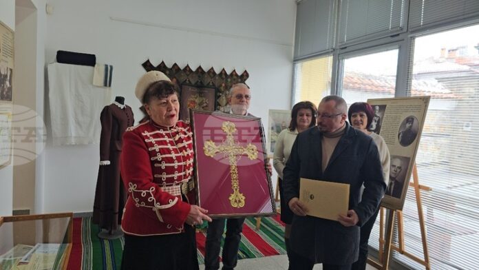 Учителката Елисавета Георгиева дари пано с ръчно извезан кръст на къщата музей „Райна Княгиня“ в Панагюрище