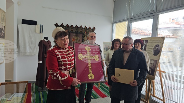 Учителката Елисавета Георгиева дари пано с ръчно извезан кръст на къщата музей „Райна Княгиня“ в Панагюрище