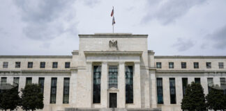 Управлението за федерален резерв на САЩ заседава за първи път през 2026 г. на фона на бурята, предизвикана от президента Доналд Тръмп