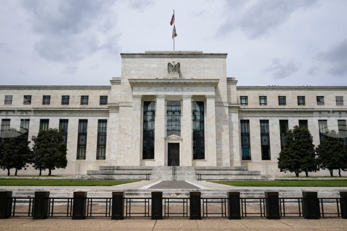 Управлението за федерален резерв на САЩ заседава за първи път през 2026 г. на фона на бурята, предизвикана от президента Доналд Тръмп