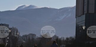 В планините времето е сравнително топло, а снегът се топи, съобщиха от Планинската спасителна служба на БЧК