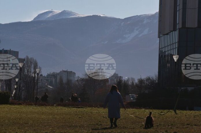 В планините времето е сравнително топло, а снегът се топи, В планините времето е сравнително топло, а снегът се топи, съобщиха от Планинската спасителна служба на БЧК
