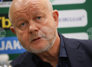 Важното е, че отборът играе добре, но трябва да създаваме повече положения, каза треньорът на Лудогорец Хьогмо Важното е, че отборът играе добре, но трябва да създаваме повече положения, каза треньорът на Лудогорец Хьогмо