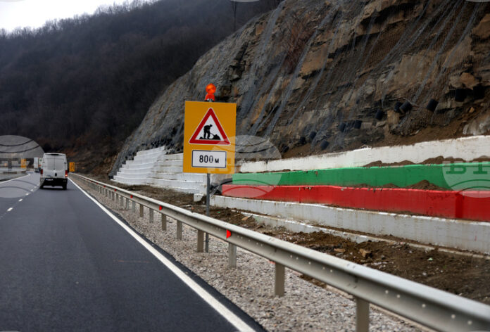 Възстановено е движението в района на Лютидол, което беше временно Възстановено е движението в района на Лютидол, което беше временно ограничено заради катастрофирал товарен автомобил