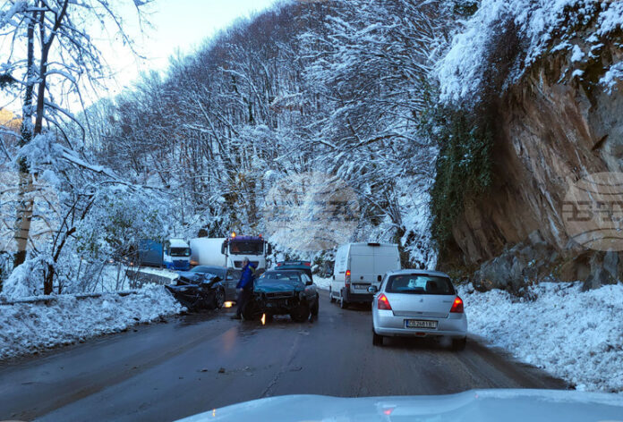 Временно е ограничено движението по пътя София – Самоков при 61-ви км поради катастрофа