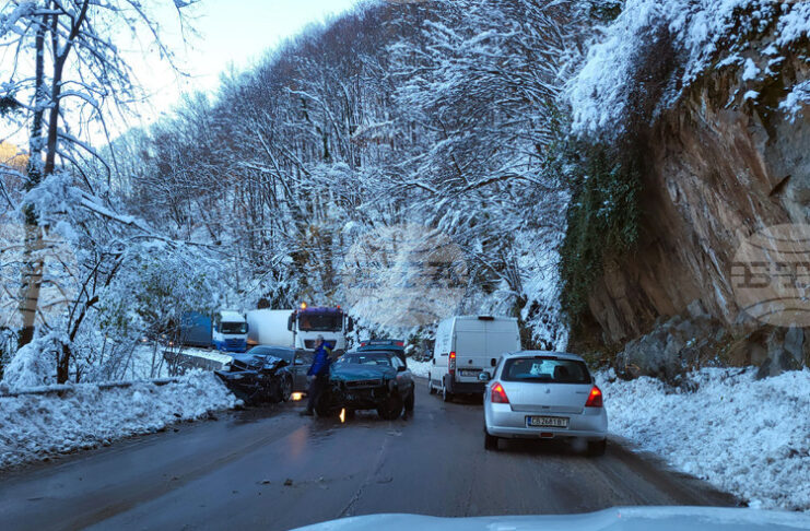 Временно е ограничено движението по пътя София – Самоков при 61-ви км поради катастрофа
