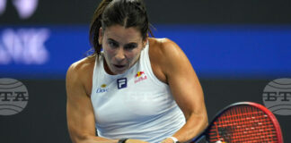 Втората поставена Ема Наваро отпадна в първия кръг на турнира по тенис в Оукланд