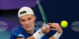 Якуб Меншик и Себастиан Баес се класираха за финала на турнира по тенис в Окланд