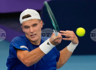 Якуб Меншик и Себастиан Баес се класираха за финала на турнира по тенис в Окланд