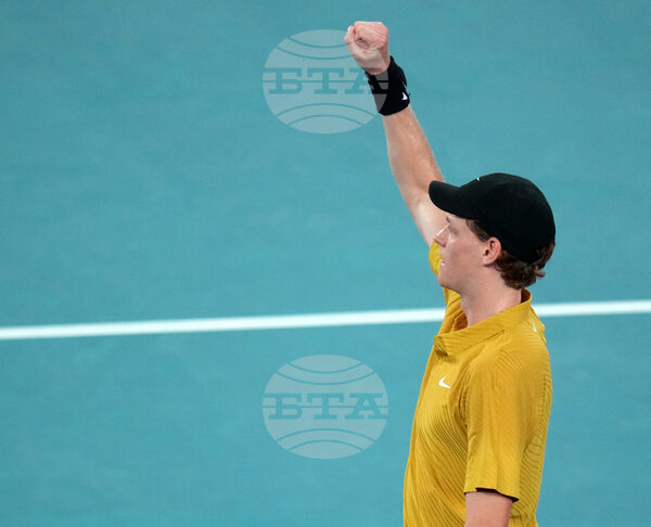 Яник Синер загуби първи сет от октомври насам, измъчи се от горещото време, но стигна до четвъртия кръг на „Откритото първенство на Австралия“