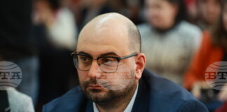 За ден и половина между Коледа и Нова година от обращение са били изтеглени около 1 милиард лева, каза Джеймс Йоловски