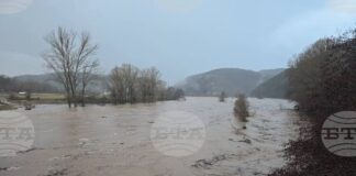 Заради обилните валежи е залята помпената станция в Крумовград, в село Гривка дъждът е отнесъл път