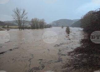 Заради обилните валежи е залята помпената станция в Крумовград, в село Гривка дъждът е отнесъл път