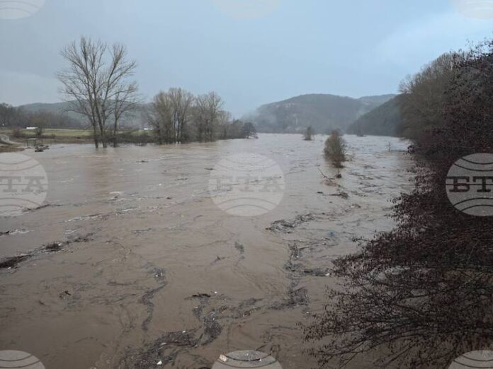 Заради обилните валежи е залята помпената станция в Крумовград, в село Гривка дъждът е отнесъл път