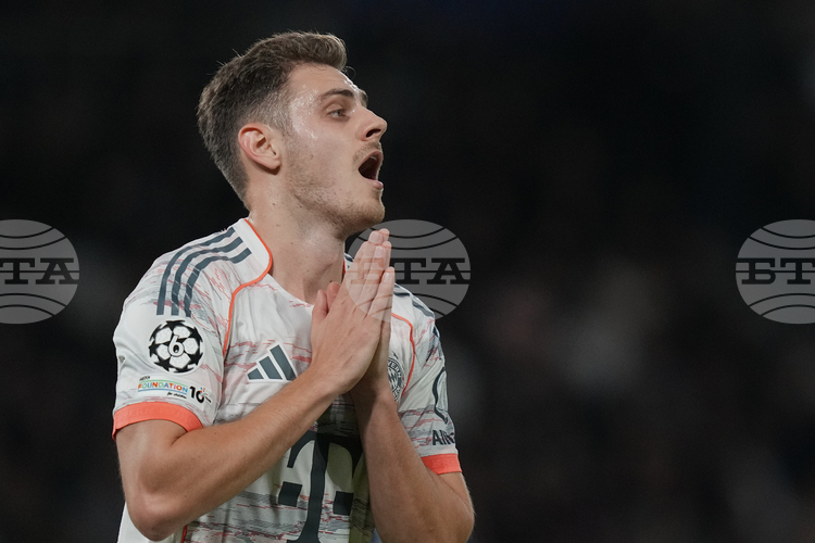 Защитникът Йосип Станишич страда от травма на глезена съобщиха от