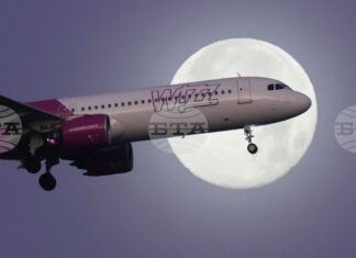 „Уиз Еър“ обмисля полети до САЩ, съобщават местни медии