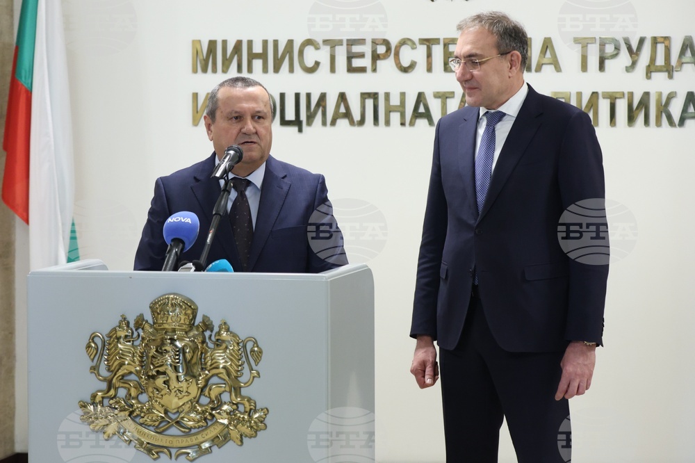 Служебният министър на труда и социалната политика Хасан Адемов и досегашният министър на труда и социалната политика Борислав Гуцанов
