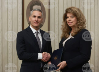 Президентът Илияна Йотова възлага на кандидата за служебен министър-председател Андрей Гюров да състави правителство.