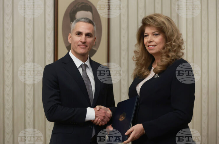 Президентът Илияна Йотова възлага на кандидата за служебен министър-председател Андрей Гюров да състави правителство.