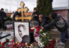 Хора полагат цветя на гроба на руския опозиционен лидер Алексей Навални в Борисовското гробище в Москва