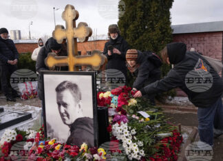 Хора полагат цветя на гроба на руския опозиционен лидер Алексей Навални в Борисовското гробище в Москва