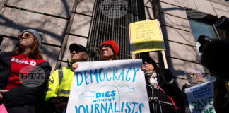 Протестиращи пред сградата на „Вашингтон пост“