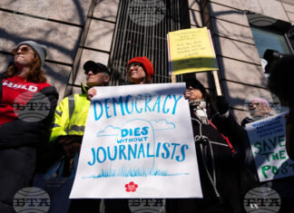 Протестиращи пред сградата на „Вашингтон пост“