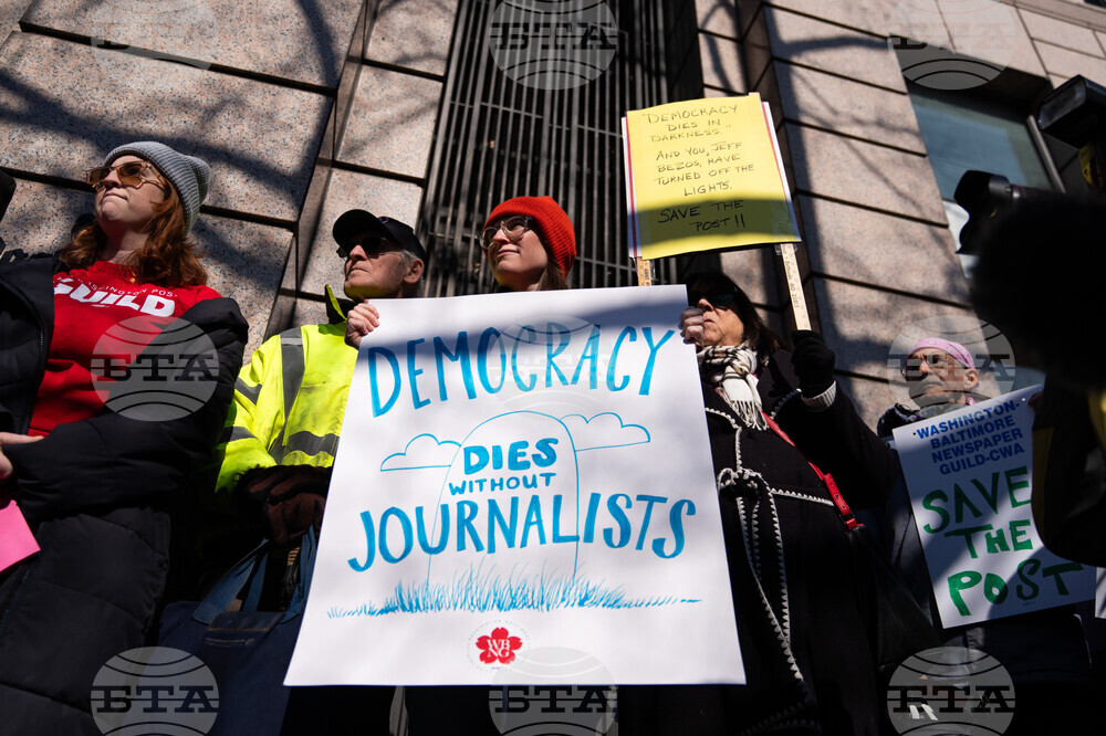 Стотици хора протестираха в четвъртък местно време пред сградата на