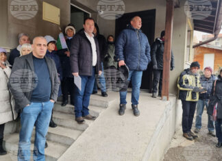 Село Бистрица (17 февруари 2026) Кметове от страната се събраха пред кметството в Бистрица в подкрепа на кмета Самуил Попов