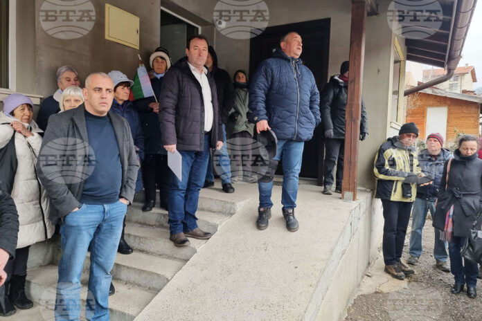 Село Бистрица (17 февруари 2026) Кметове от страната се събраха пред кметството в Бистрица в подкрепа на кмета Самуил Попов Село Бистрица (17 февруари 2026) Кметове от страната се събраха пред кметството в Бистрица в подкрепа на кмета Самуил Попов