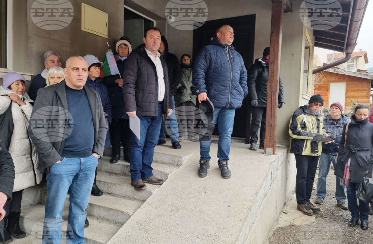 Село Бистрица (17 февруари 2026) Кметове от страната се събраха пред кметството в Бистрица в подкрепа на кмета Самуил Попов