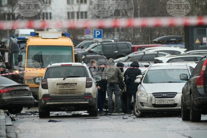 Следователи работят около взривения автомобил на генерал-лейтенант Фанил Сарваров в Москва, 22 декември 2025 г.