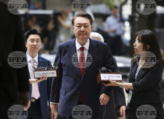 Бившият южнокорейски президент Юн Сук-йол пристига в съдебна зала в столицата Сеул, 9 юли 2025 г.