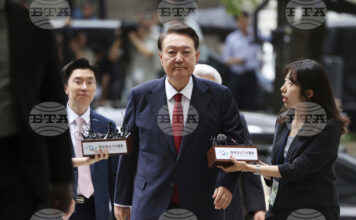 Как Южна Корея осъди бившия си президент на доживотен затвор Бившият южнокорейски президент Юн Сук-йол пристига в съдебна зала в столицата Сеул, 9 юли 2025 г.