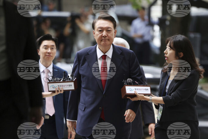 Бившият южнокорейски президент Юн Сук-йол пристига в съдебна зала в столицата Сеул, 9 юли 2025 г.