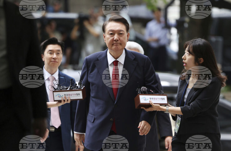 Бившият южнокорейски президент Юн Сук-йол пристига в съдебна зала в столицата Сеул, 9 юли 2025 г.