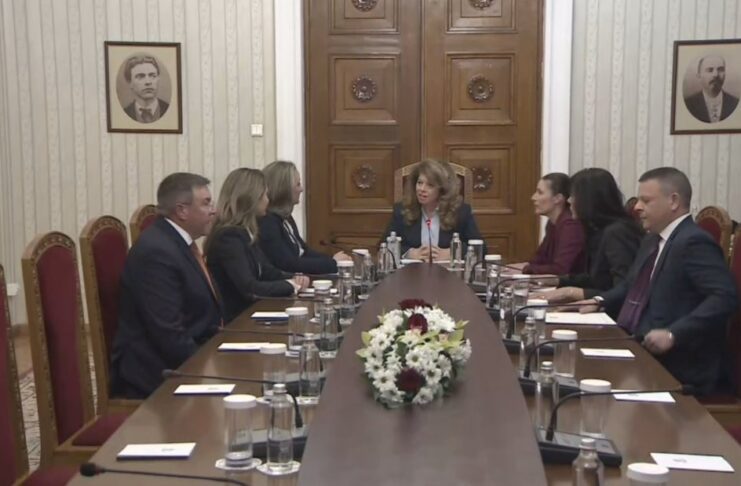 Представители на ГЕРБ-СДС пристигнаха на „Дондуков“ 2 за консултации с президента Илияна Йотова