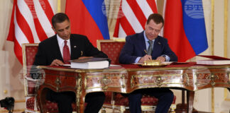 Президентът Барак Обама на САЩ и руският президент Дмитрий Медведев подписват договора СТАРТ в Пражкия замък в Прага на 8 април 2010 г