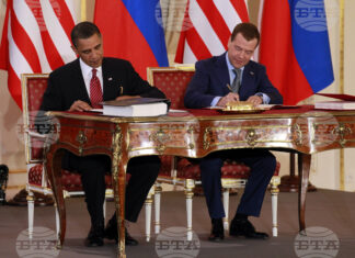 Президентът Барак Обама на САЩ и руският президент Дмитрий Медведев подписват договора СТАРТ в Пражкия замък в Прага на 8 април 2010 г