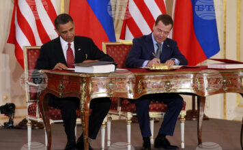 Президентът Барак Обама на САЩ и руският президент Дмитрий Медведев подписват договора СТАРТ в Пражкия замък в Прага на 8 април 2010 г