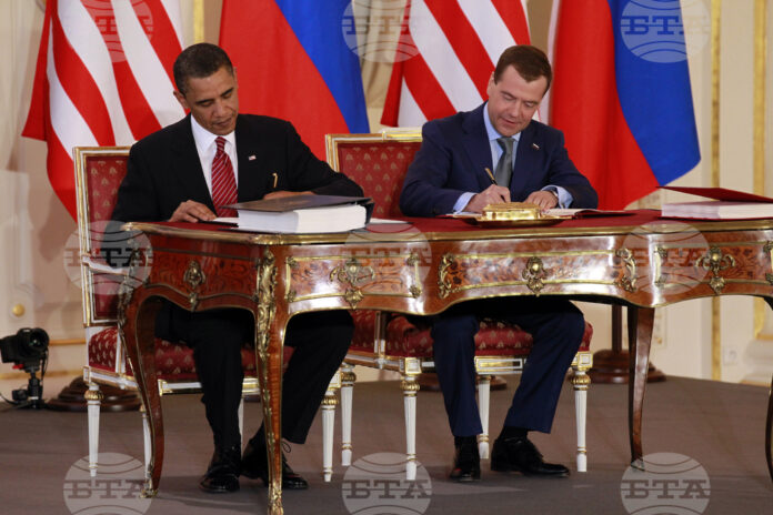 Президентът Барак Обама на САЩ и руският президент Дмитрий Медведев подписват договора СТАРТ в Пражкия замък в Прага на 8 април 2010 г