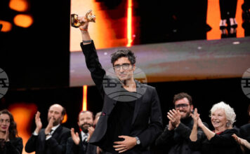 Режисьорът Илкер Чатак спечели наградата „Златна мечка" на кинофестивала „Берлинале" за филма си Yellow Letters