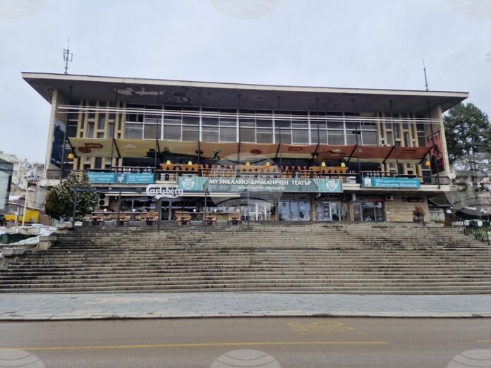 Артисти от Велико Търново ще превърнат центъра на града в жива театрална сцена, за да поканят зрителите на премиера