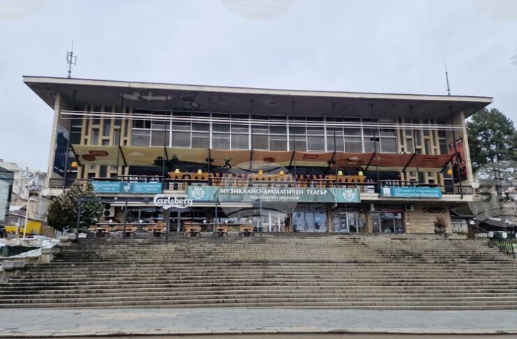 Артисти от Велико Търново ще превърнат центъра на града в жива театрална сцена, за да поканят зрителите на премиера