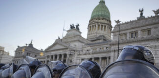 Аржентинското правителство заяви, че е подало жалба за тероризъм срещу най-малко 17 души заради сблъсъци близо до Сената