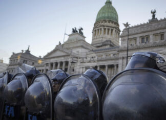 Аржентинското правителство заяви, че е подало жалба за тероризъм срещу най-малко 17 души заради сблъсъци близо до Сената