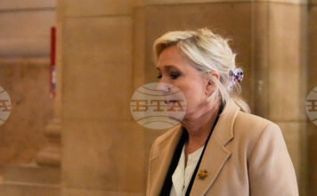 Марин Льо Пен няма да участва в президентските избори през 2027 г., ако съдът разпореди тя да носи електронна гривна Марин Льо Пен