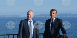 Руският президент Владимир Путин (вляво) и френският му колега Еманюел Макрон на среща в Южна Франция, 19 август 2019 г.