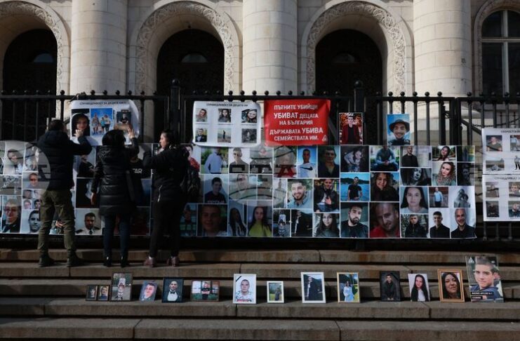 Близки на загинали при катастрофи поискаха спиране на „войната по пътищата“ на протест пред Съдебната палата
