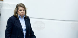 Борислав Гуцанов трябва да се консултира с ръководството на БСП, ако му предложат да остане в служебния кабинет, каза Наталия Киселова